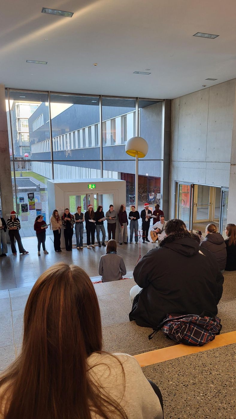 Weihnachtssingen im Foyer der Hochschule