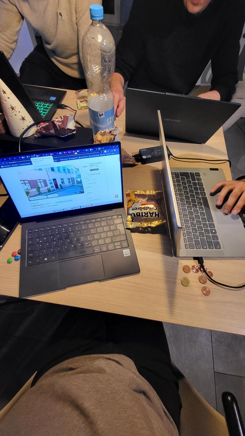Laptops und Snacks bei der Gruppenarbeit