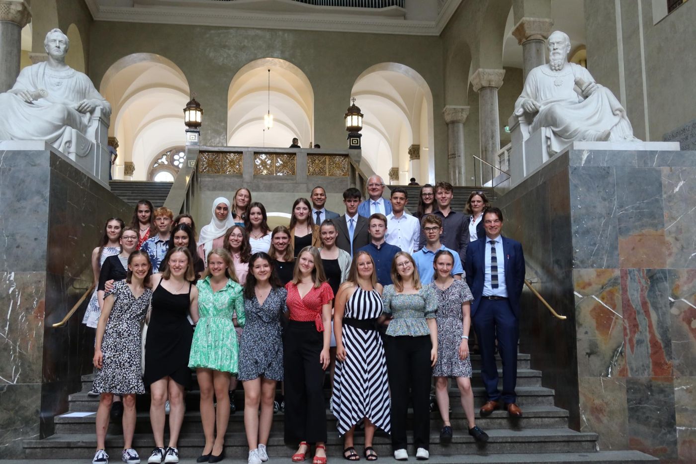 Gruppenfoto der Unitag-Teilnehmenden im Lichthof der LMU