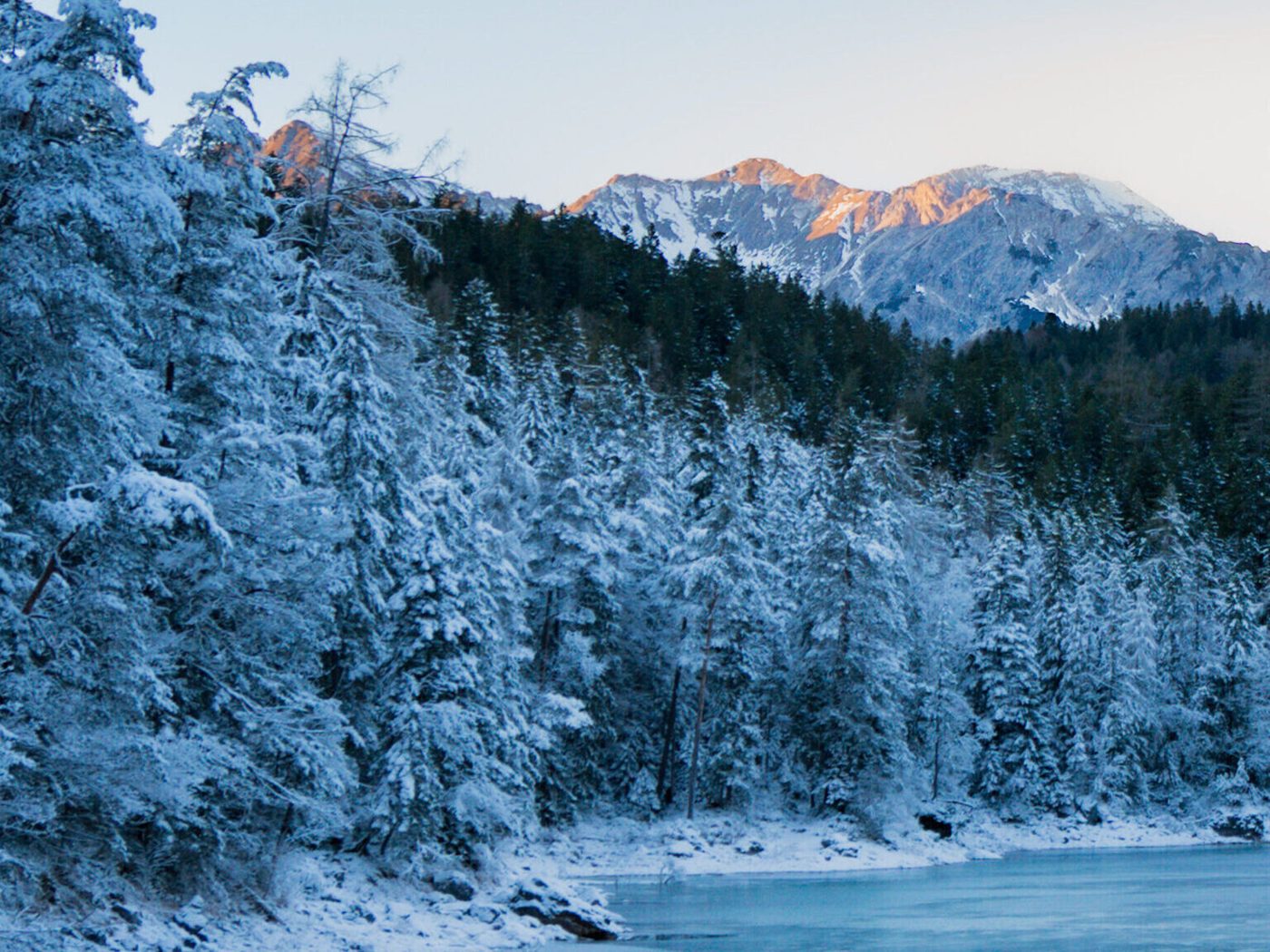 Verschneite Berge und Wald im Pfaffenwinkel