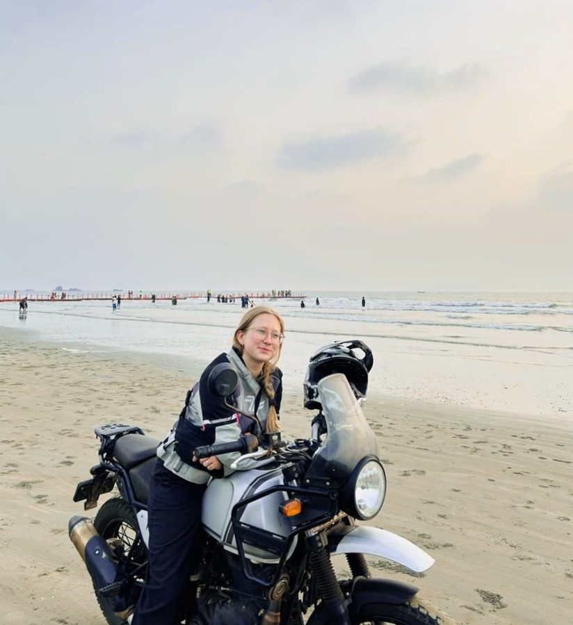 Amelie auf ihrem Motorrad an einem Sandstrand